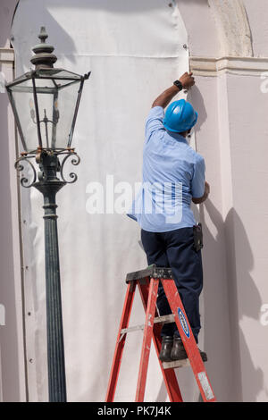 Île de Palams, Caroline du Sud, USA. 11 Septembre, 2018. Fixer les travailleurs pour l'ouragan windows sur l'Hôtel de ville de Charleston en préparation pour approcher l'ouragan Florence le 11 septembre 2018, à Charleston, Caroline du Sud. Florence, une tempête de catégorie 4, est prévue sur la côte entre Caroline du Sud et du Nord et pourrait être la plus forte tempête de neige ayant la côte Est des États-Unis. Credit : Planetpix/Alamy Live News Banque D'Images