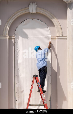 Île de Palams, Caroline du Sud, USA. 11 Septembre, 2018. Fixer les travailleurs pour l'ouragan windows sur l'Hôtel de ville de Charleston en préparation pour approcher l'ouragan Florence le 11 septembre 2018, à Charleston, Caroline du Sud. Florence, une tempête de catégorie 4, est prévue sur la côte entre Caroline du Sud et du Nord et pourrait être la plus forte tempête de neige ayant la côte Est des États-Unis. Credit : Planetpix/Alamy Live News Banque D'Images