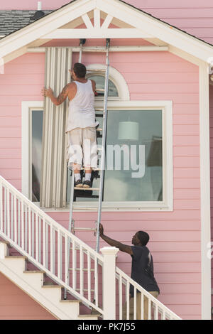 Île de Palams, Caroline du Sud, USA. 11 Septembre, 2018. Fixer les obturateurs d'ouragan à Windows le long de la plage en préparation pour approcher l'ouragan Florence le 11 septembre 2018 à l'Isle of Palms, Caroline du Sud. Florence, une tempête de catégorie 4, est prévue sur la côte entre Caroline du Sud et du Nord et pourrait être la plus forte tempête de neige ayant la côte Est des États-Unis. Credit : Planetpix/Alamy Live News Banque D'Images