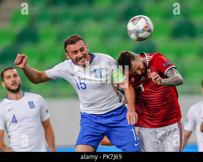 BUDAPEST, HONGRIE - 11 SEPTEMBRE : Vasilis Vasílis de Grèce # 15 batailles pour la balle en l'air avec Tamas Kadar de Hongrie (r) en face de Kostas Manolas de Grèce # 4 au cours de la phase de groupes de la Ligue des Nations Unies l'UEFA match entre la Hongrie et la Grèce de Groupama Arena le 11 septembre 2018 à Budapest, Hongrie. Credit : Laszlo Szirtesi/Alamy Live News Banque D'Images