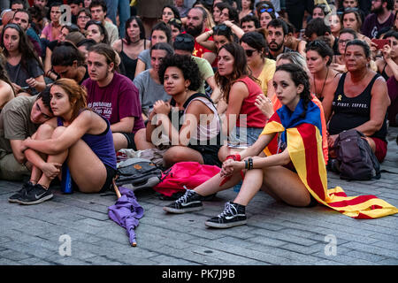 Barcelone, Catalogne, Espagne. Sep 11, 2018. Une jeune femme avec un drapeau catalan vu écoute attentivement parmi les autres manifestants aux interventions des représentants de la gauche anticapitaliste pendant la manifestation.Des milliers de personnes, plus de 4 000, de la gauche anticapitaliste pour l'indépendance unilatérale de la Catalogne, ont manifesté dans le centre de Barcelone. L'événement s'est terminé au Centre Culturel de naissance, avec l'intervention des députés et les conseillers de la Tasse-Barcelone et divers représentants d'associations de la société civile. (Crédit Image : © Paco Freire/SOPA via Images Banque D'Images