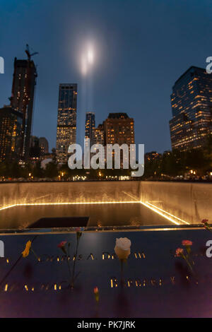 New York, New York, USA. Sep 11, 2018. L'hommage rendu à la lumière brille sur le mémorial du 11 septembre à New York le Mardi, Septembre 11, 2018 pour le 17e anniversaire des attaques terroristes du 11 septembre 2001. (Â© Richard B. Levine) Crédit : Richard Levine/Alamy Live News Banque D'Images