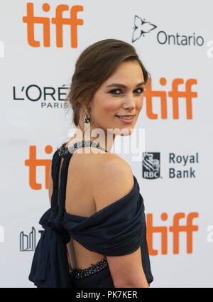 Toronto, Canada. Sep 11, 2018. L'actrice Keira Knightley pose pour photos avant la première canadienne du film 'Colette' au Princess of Wales Theatre au cours de la 2018 Toronto International Film Festival de Toronto, Canada, le 11 septembre 2018. Credit : Zou Zheng/Xinhua/Alamy Live News Banque D'Images