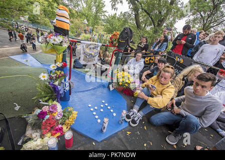 Pittsburgh, PA, USA. Apr 26, 2015. 11 septembre 2018 - Pittsburgh, Pennsylvanie - Des centaines de fans pleurent la mort de rapper MAC MILLER lors d'une veillée publique tenue à Frick Park's Blue Slide jeu pour enfants qu'il nomme son premier album après 2011. Fans se sont réunis pour rendre hommage à son enfance hangout place quatre jours après la nouvelle qu'il est mort à l'âge de 26 ans à son domicile de Los Angeles. Crédit photo : Jason L. Nelson/AdMedia Crédit : Jason L. Nelson/AdMedia/ZUMA/Alamy Fil Live News Banque D'Images