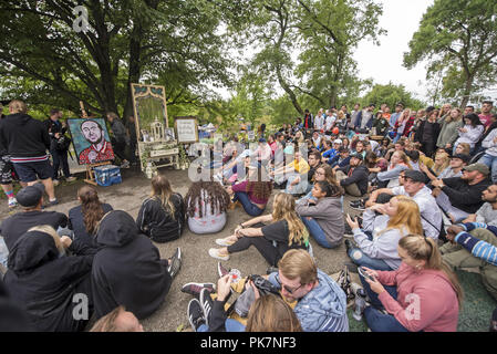 Pittsburgh, PA, USA. Sep 11, 2018. 11 septembre 2018 - Pittsburgh, Pennsylvanie - Des centaines de fans pleurent la mort de rapper MAC MILLER lors d'une veillée publique tenue à Frick Park's Blue Slide jeu pour enfants qu'il nomme son premier album après 2011. Fans se sont réunis pour rendre hommage à son enfance hangout place quatre jours après la nouvelle qu'il est mort à l'âge de 26 ans à son domicile de Los Angeles. Crédit photo : Jason L. Nelson/AdMedia Crédit : Jason L. Nelson/AdMedia/ZUMA/Alamy Fil Live News Banque D'Images