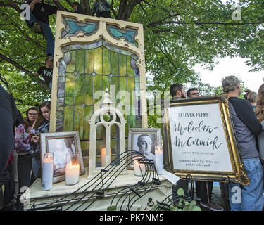 Pittsburgh, PA, USA. Sep 11, 2018. 11 septembre 2018 - Pittsburgh, Pennsylvanie - Des centaines de fans pleurent la mort de rapper MAC MILLER lors d'une veillée publique tenue à Frick Park's Blue Slide jeu pour enfants qu'il nomme son premier album après 2011. Fans se sont réunis pour rendre hommage à son enfance hangout place quatre jours après la nouvelle qu'il est mort à l'âge de 26 ans à son domicile de Los Angeles. Crédit photo : Jason L. Nelson/AdMedia Crédit : Jason L. Nelson/AdMedia/ZUMA/Alamy Fil Live News Banque D'Images