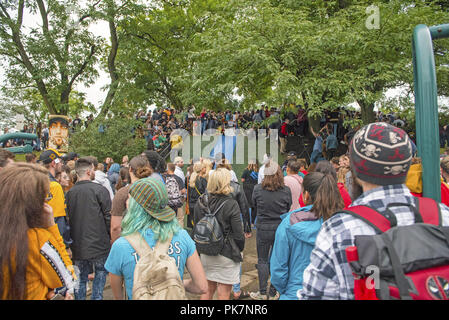 Pittsburgh, PA, USA. Sep 11, 2018. 11 septembre 2018 - Pittsburgh, Pennsylvanie - Des centaines de fans pleurent la mort de rapper MAC MILLER lors d'une veillée publique tenue à Frick Park's Blue Slide jeu pour enfants qu'il nomme son premier album après 2011. Fans se sont réunis pour rendre hommage à son enfance hangout place quatre jours après la nouvelle qu'il est mort à l'âge de 26 ans à son domicile de Los Angeles. Crédit photo : Jason L. Nelson/AdMedia Crédit : Jason L. Nelson/AdMedia/ZUMA/Alamy Fil Live News Banque D'Images