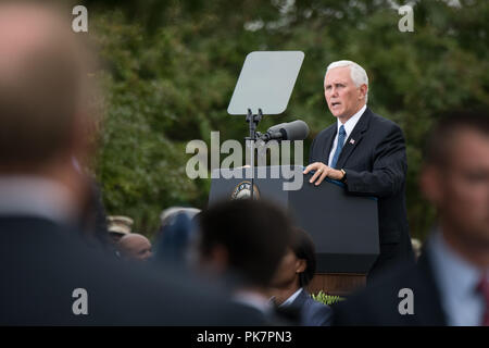 Washington, D.C., USA. Sep 11, 2018. Le Vice-président américain Mike Pence prononce une allocution au cours de la célébration du 11 septembre Cérémonie commémorative du Pentagone à Washington, DC, le 11 septembre 2018. Au cours du 11 septembre 2001, attentats, 184 personnes ont été tuées au Pentagone. (DoD Photo par le sgt de l'armée américaine. James K. McCann) US Joint le personnel par globallookpress.com : Crédit personnel interarmées des États-Unis/Fédération de regarder/ZUMA/Alamy Fil Live News Banque D'Images