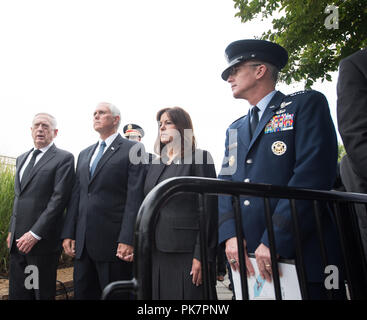 Washington, D.C., USA. Sep 11, 2018. Le secrétaire américain à la Défense, James N. Mattis, Vice Président américain Mike Pence, Mme Karen Pence, et U.S. Air Force Général Paul J. Selva, Vice-président de l'état-major interarmées, attendent le début de la Pentagone 11 septembre Cérémonie de célébration commémorative au Pentagone à Washington, DC, le 11 septembre 2018. Au cours du 11 septembre 2001, attentats, 184 personnes ont été tuées au Pentagone. (DoD Photo par le sgt de l'armée américaine. James K. McCann) US Joint le personnel par globallookpress.com : Crédit personnel interarmées des États-Unis/Fédération de regarder/ZUMA/Alamy Fil Live News Banque D'Images