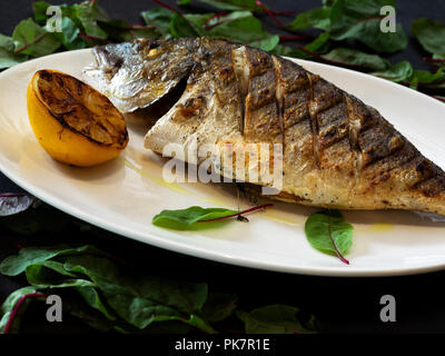 Dorado frit farci d'herbes aromatiques Banque D'Images