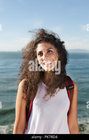 Femme sur la plage à la recherche heureux Banque D'Images