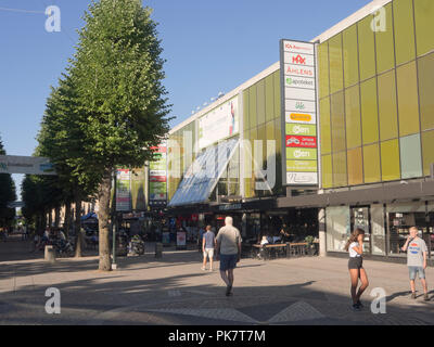 La rue commerçante Kungsgatan, une zone piétonne dans le centre de Trollhättan une ville industrielle dans la région de Västra Götaland, en Suède, Oden shopping centre Banque D'Images