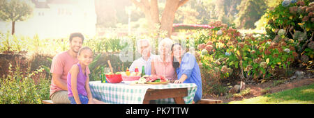 Happy Family having barbecue dans le parc Banque D'Images