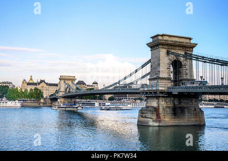 Pont sur la rivière à Budapest. Photo prise le soir. Banque D'Images