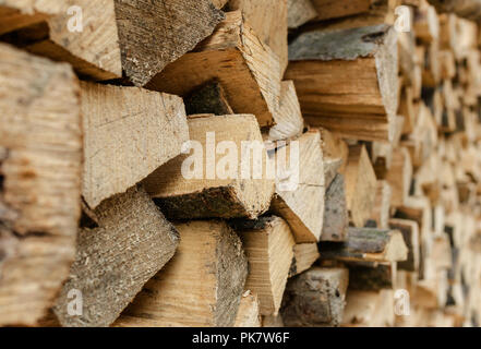 Bois de chauffage empilé dans une rangée. Utilisée pour le chauffage. Banque D'Images