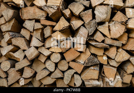 Bois de chauffage empilé dans une rangée. Utilisée pour le chauffage. Banque D'Images