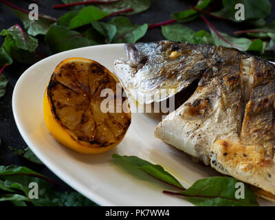 Dorado frit farci d'herbes aromatiques Banque D'Images