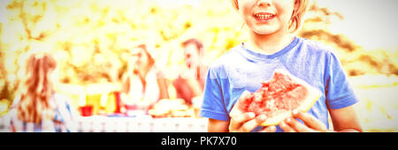 Smiling boy holding watermelon dans le parc Banque D'Images