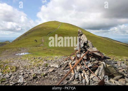 La vue depuis le Sommet sur l'homme vers Cairn moindre petit homme, gamme Skiddaw, Lake District, Cumbria, Royaume-Uni. Banque D'Images