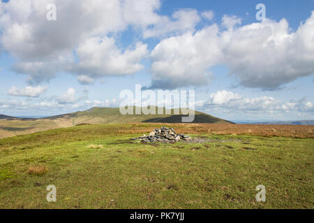 Le Cairn du Sommet sur Lonscale a diminué avec la montagne de Blencathra au-delà, Lake District, Cumbria, Royaume-Uni. Banque D'Images