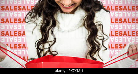 Composite image of woman with christmas hat à en rouge panier Banque D'Images