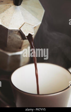 Café chaud est versé d'mokacoffee bouilloire Banque D'Images