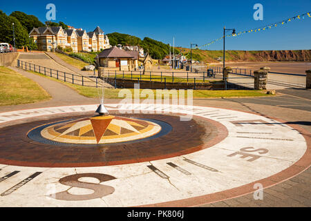 Royaume-uni, Angleterre, dans le Yorkshire, Filey, promenade, zones de pêche, points de la mer à côté de la fontaine de la boussole Banque D'Images