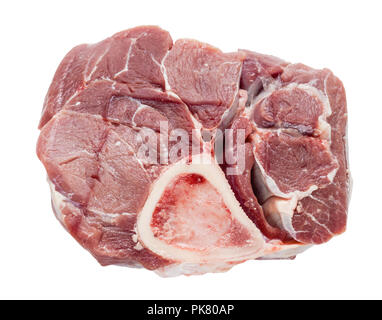 Morceau de viande bovine crue avec marrowbone plat italien d'ossobuco isolé sur fond blanc Banque D'Images