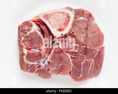 Vue de dessus de tranche de viande de veau avec marrowbone plat italien d'ossobuco on white plate Banque D'Images