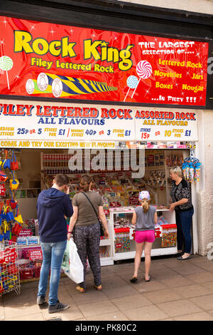 Royaume-uni, Angleterre, dans le Yorkshire, Filey, Murray Street, King Rock sweet et seaside rock shop Banque D'Images