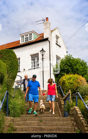 Royaume-uni, Angleterre, dans le Yorkshire, Filey, les visiteurs en ordre décroissant comme suit jusqu'à la rue Queen, de front de mer Banque D'Images