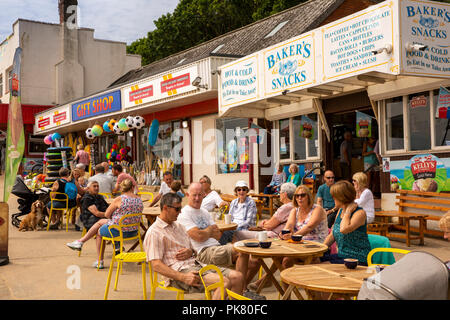 Royaume-uni, Angleterre, dans le Yorkshire, Filey, visiteurs à Coble Landing Café tables dans sunshine Banque D'Images