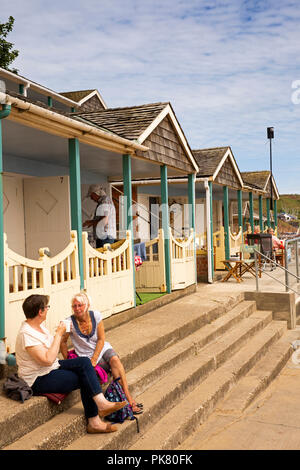 Royaume-uni, Angleterre, dans le Yorkshire, Filey, les visiteurs de boire du thé à Coble Landing Beach Hut étapes Banque D'Images