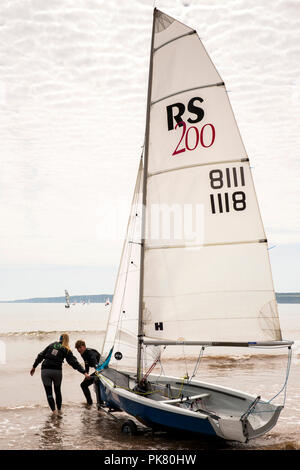 Royaume-uni, Angleterre, dans le Yorkshire, Filey, plage, RS200 succès course rallye bateau canot classe lancement dans l'eau Banque D'Images