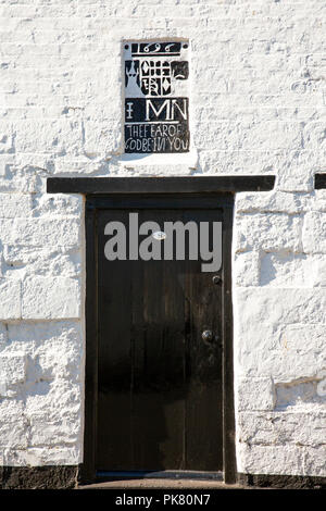 Royaume-uni, Angleterre, dans le Yorkshire, Filey, rue Queen, musée de la ville, porte de 1696 Fishermen's Cottage, avec devise 'la crainte de Dieu sera en vous" Banque D'Images