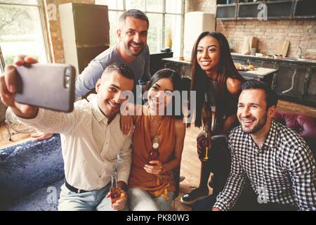 Les amis s'amusant et en partie à la maison. Banque D'Images