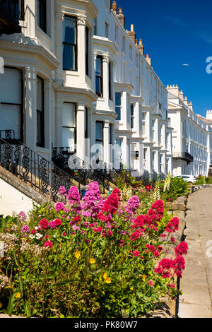 Royaume-uni, Angleterre, dans le Yorkshire, Filey, le Croissant rouge, violet et rose fleurs de valériane dans jardin avant de maisons en bord de mer Banque D'Images