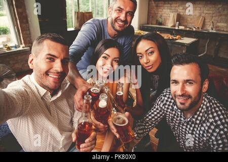 Les amis s'amusant et en partie à la maison. Banque D'Images