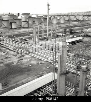 Années 1960, historique, vue extérieure d'un domaine de soutien d'une raffinerie de pétrole dans le désert, l'Arabie Saoudite. Banque D'Images