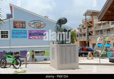 John's Pass Village touristique à proximité de Madeir Beach en Floride, aux États-Unis. Monument à ceux qui sont perdus en mer. Banque D'Images