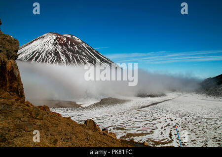 Escalier du diable montée raide au sud cratère et vue sur le mont Ngauruhoe, Mt Doom, terrain volcanique en partie recouvert par la neige, la Nouvelle-Zélande Tongariro Banque D'Images