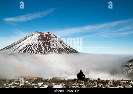 Avoir Tramper reste en face de volcan actif, randonneur et alpiniste ayant snack et jouit d'une vue spectaculaire du Mont Ngauruhoe, Nouvelle-Zélande Banque D'Images