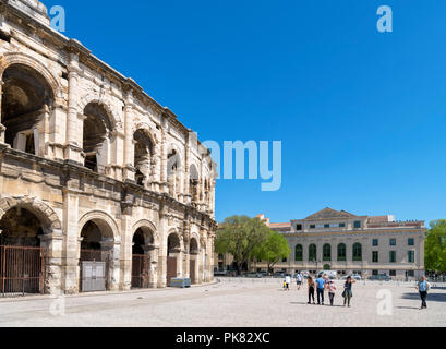 Les arènes, l'amphithéâtre romain du 1er siècle, regard vers le Palais de Justice, Nîmes, Languedoc, France Banque D'Images