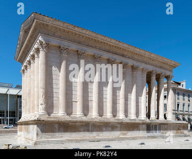 La Maison Carrée, temple romain de la Place de la Maison CarrÃ©e, Nîmes, Languedoc, France Banque D'Images