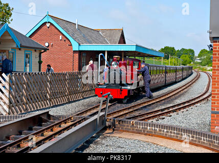 La jauge de 15 pouces locomotive vapeur 'Mark Timothy' à Hoveton & Wroxham station sur la bure Valley Railway à Norfolk, UK Banque D'Images