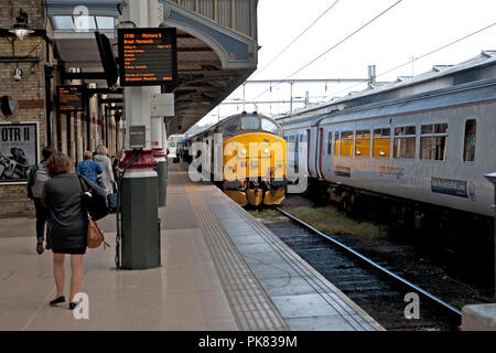 Un train pour Great Yarmouth dans la plate-forme à la gare de Norwich, formé avec Mark 3 entraîneurs et type 37 locomotives diesel Banque D'Images