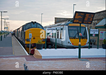 Une classe 37 trains remorqués à Norwich avec une classe 170 dmu pour Ipswich à Lowestoft, Suffolk, UK Banque D'Images