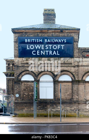 Un rare survivant d'un autre âge, un émail de fer britanniques (British Rail) ne pas signer à Lowestoft Gare Centrale. Maintenant (2018) Gare de Lowestoft. Banque D'Images