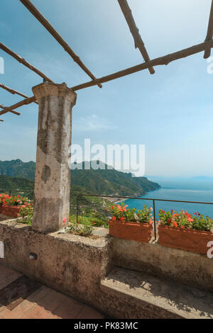 Pergola sur la terrasse. Mer Méditerranée. Ravello, vue panoramique sur la côte amalfitaine de la Villa Rufolo. L'Italie. Banque D'Images