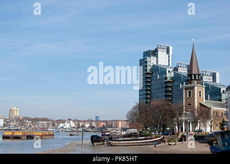 Vue depuis l'autre côté de la Tamise vers battersea chelsea, avec le 18e siècle, l'église de St Mary et l'montevetro 1999 Bloc d'appartement en premier plan Banque D'Images